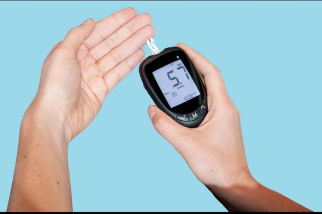 يجب الاحتفاظ ب جهاز قياس السكر في الدم في حالة العلاج بحقن إنسولين أو وجود استعداد لحدوث نوبات نقص السكر في الدم