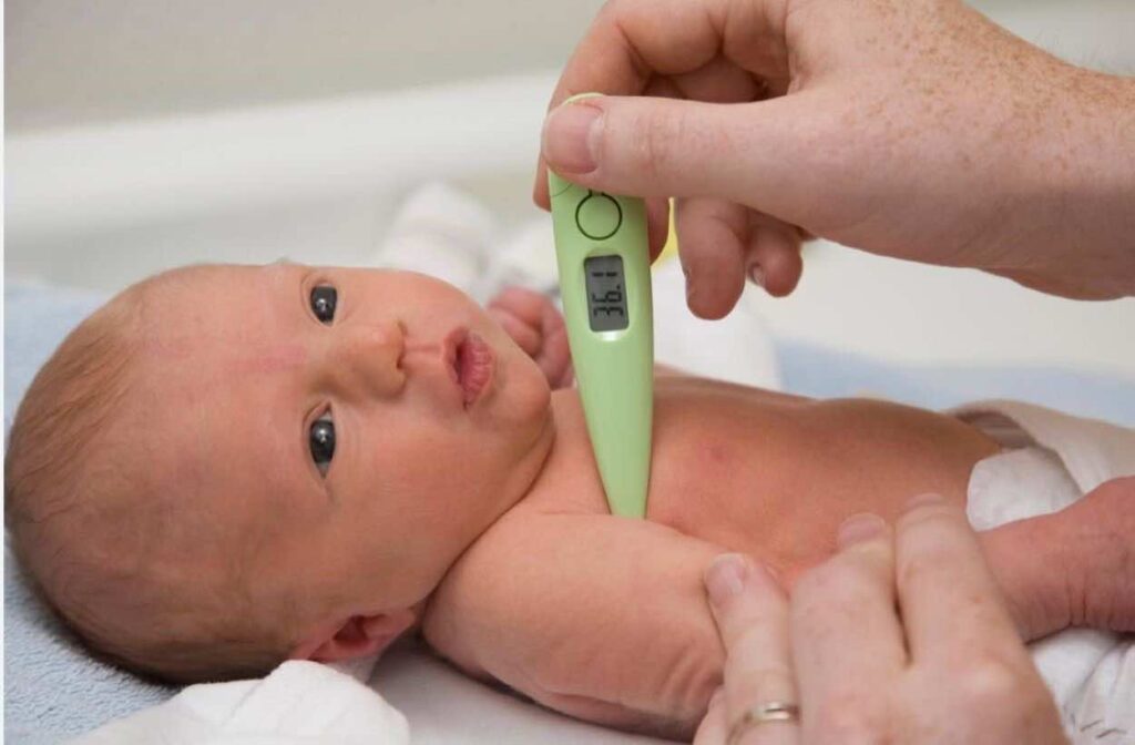 قياس درجة الحرارة من الإبط  باستخدام ترمومتر ديجيتال (أفضل انواع الترمومترات) هي الطريقة الأفضل في الأطفال الرضع وصغار السن - طب اليوم