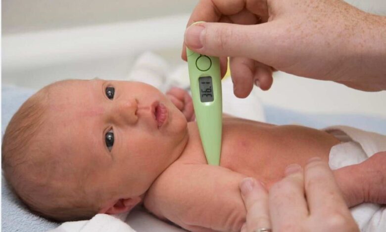 قياس الحرارة من الإبط  باستخدام الترمومتر الرقمي هي الطريقة الأفضل في الأطفال الرضع وصغار السن - طب اليوم