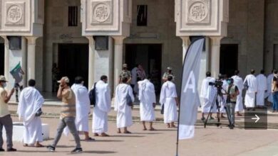 الحجاج المسلمون يدخلون لمسجد نمرة بعرفات في حج 2020