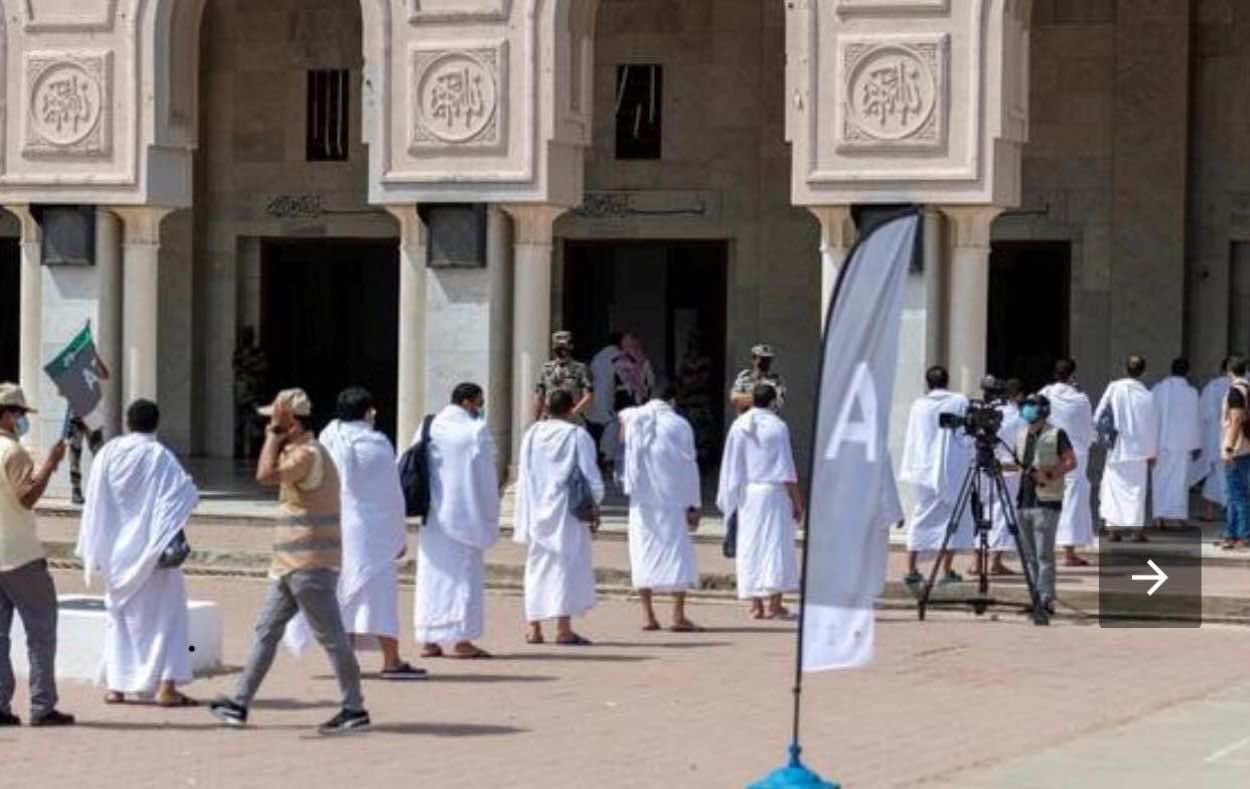 الحجاج المسلمون يدخلون لمسجد نمرة بعرفات في حج 2020