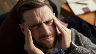 الصداع النصفي | 3 أنواع يظهر بها، وما الاعراض التي تصاحبه؟