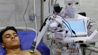 روبوت مصري في مستشفى بالقاهرة يساعد المرضى ببراعة ويقلل من احتمالات انتقال العدوى