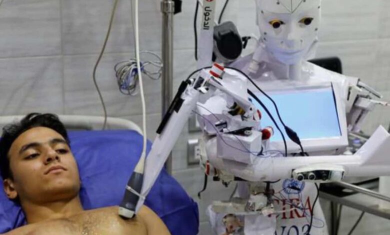روبوت مصري في مستشفى بالقاهرة يساعد المرضى ببراعة ويقلل من احتمالات انتقال العدوى