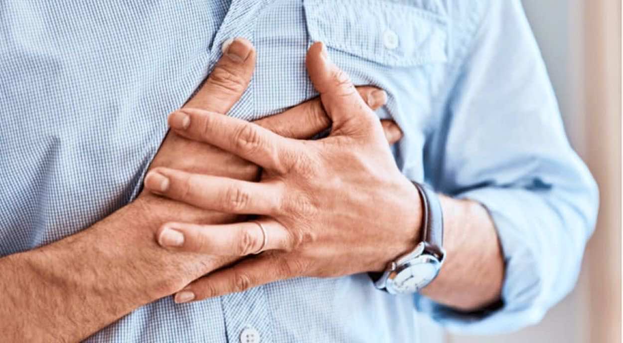 الأزمة القلبية يمكن أن تحدث دون ألم.. فما هي أهم 4 علامات أساسية لها؟ وما الإسعافات الأولية؟