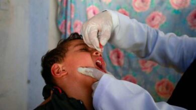 اليمن تواجه موجة وبائية من فيروس شلل الأطفال بحملات التطعيم الموسعة، فما السبب في ظهورها؟