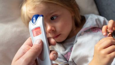 ارتفاع درجة حرارة الطفل بسبب العدوى ليس عدوا مخيفا..رأي العلم الحديث