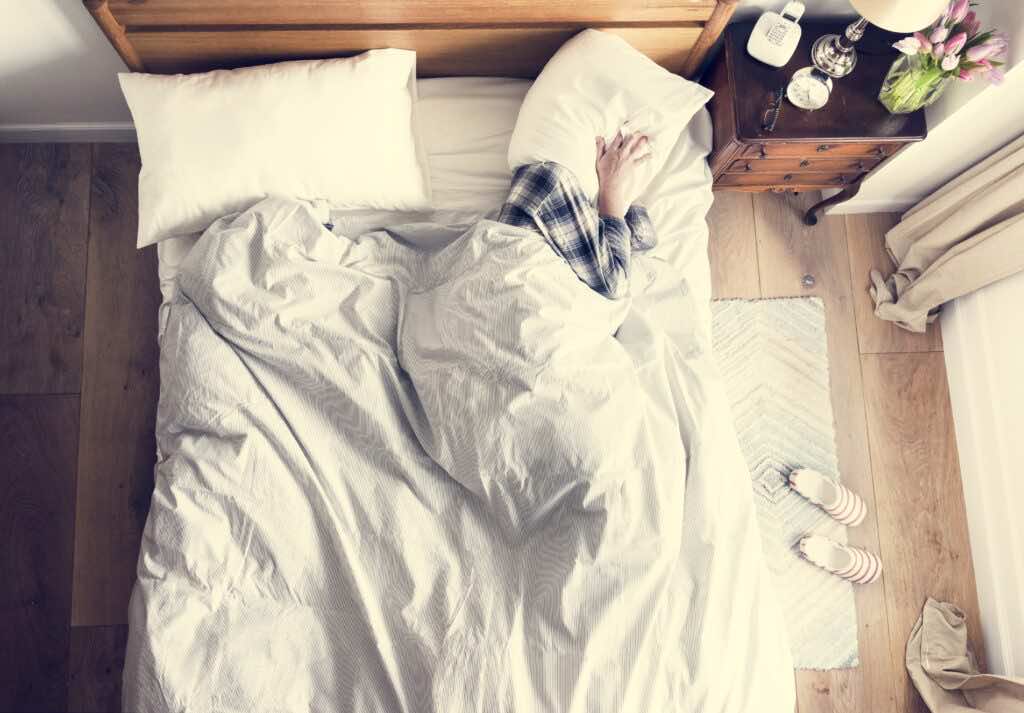عدم التأخر في الاستيقاظ بسبب النوم غير الجيد ليلا٬ حيث يساعد الالتزام بالاستيقاظ في ميعاد محدد على تنظيم دورات النوم وتقليل اضطراباتها