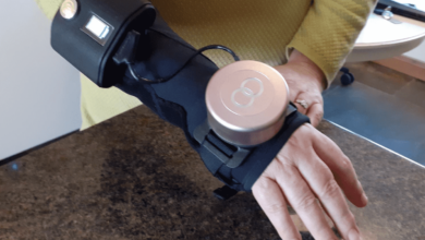 بريطانيا تطور قفازات تسيطر على ارتعاش اليد وتساعد مرضى الشلل الرعاش (مرض باركنسون)