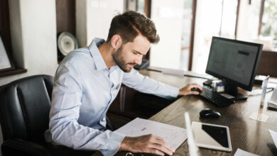 3 دقائق من تمرينات اليوجا أثناء الجلوس في مكتبك تساعد على تقليل توتر الجسم