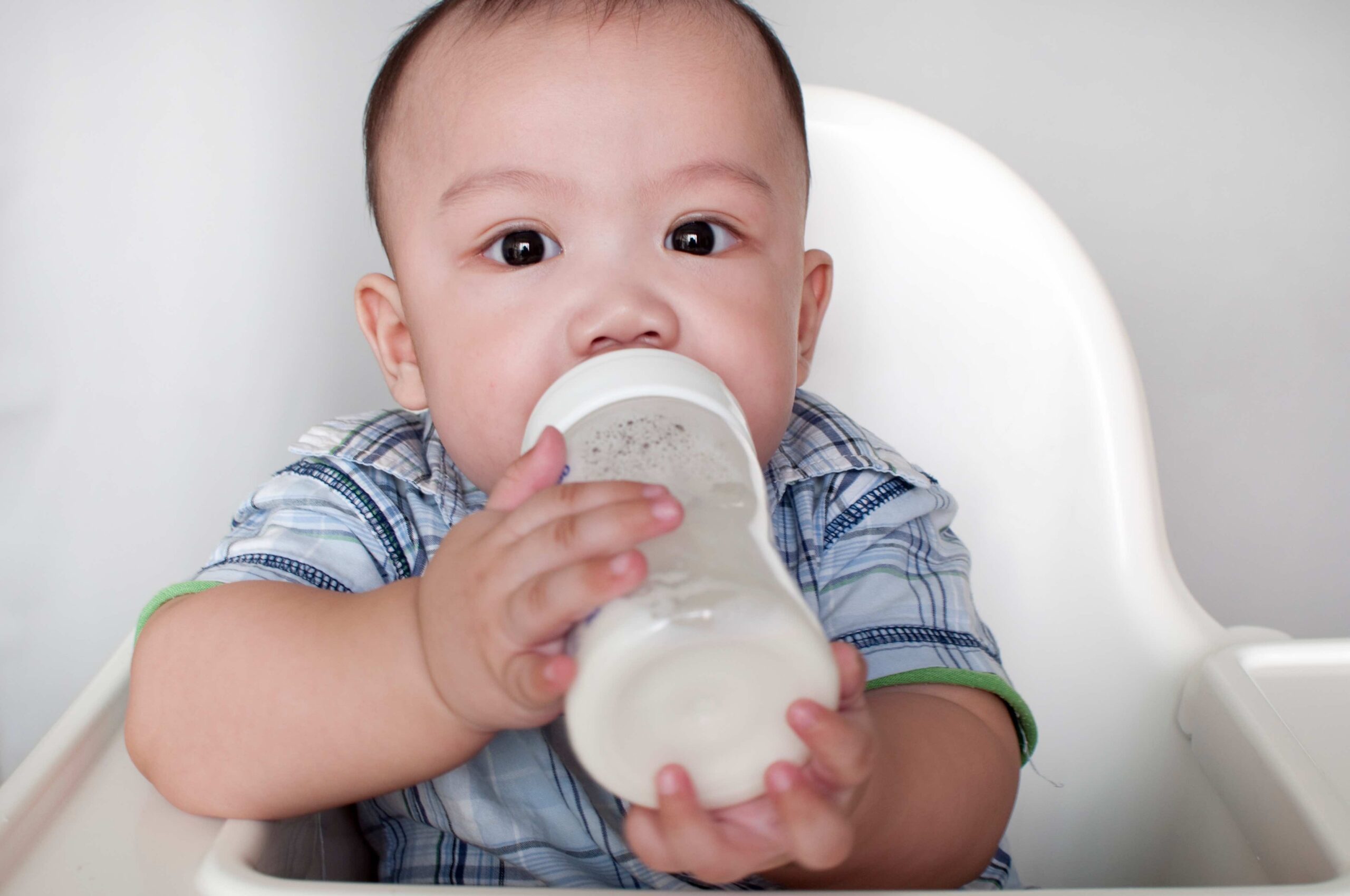 فيزيتا مجانية |هل تصلح المياه المعدنية للرضعات الصناعية؟ ومتي يحتاج الطفل الرضيع لشرب الماء؟
