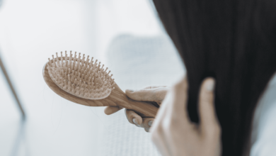 تساقط الشعر عند النساء |  أهم وأشهر  5 أسباب منها تساقط الشعر الوراثي و التوتر