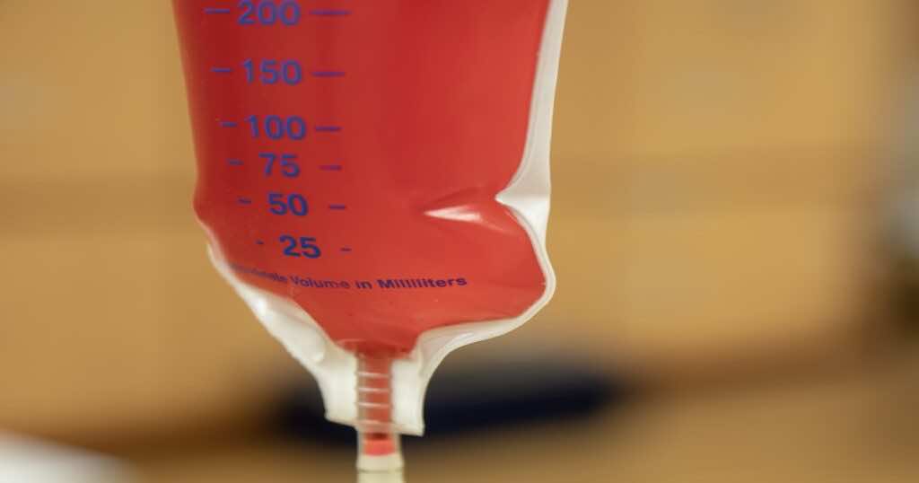 يجب التأكد من التوافق التام بين الدم المنقول ودم المريض قبل نقل الدم المتكرر