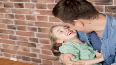 ستدهشك .. 4 فوائد صحية لعناق طفلك ( الفوائد العلمية ل الاحضان ) - هرمونات السعادة