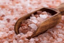 الحقيقة وراء فوائد ملح الهملايا لصحتك بالمقارنة ب ملح البحر