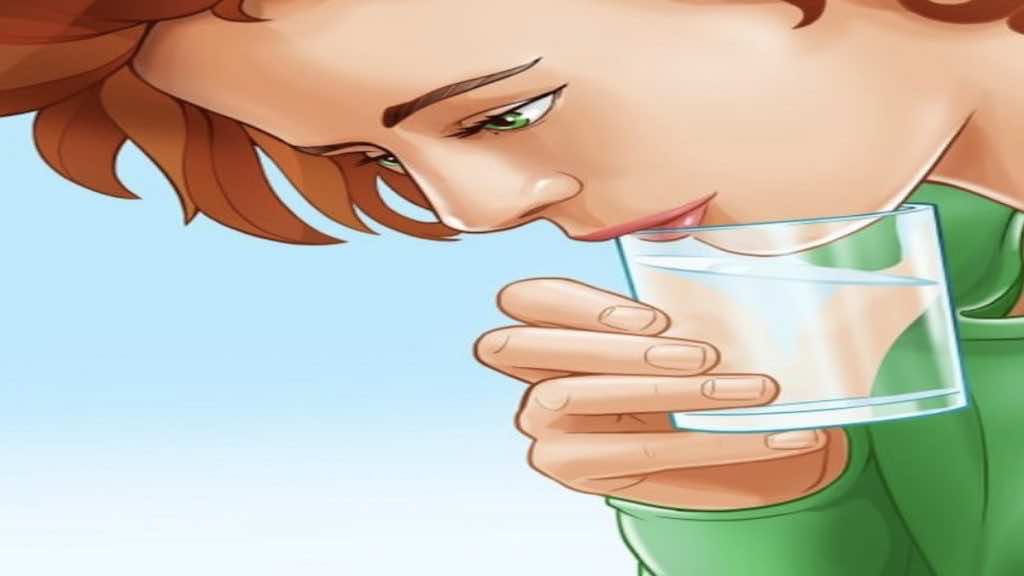 شرب الماء من الناحية البعيدة للكوب من طوق علاج الزغطة التقليدية