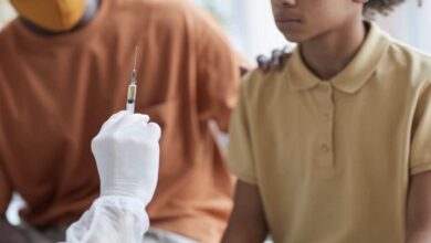 هل يجب تقديم تطعيم كورونا للمراهقين والاطفال؟ - تحليل علمي