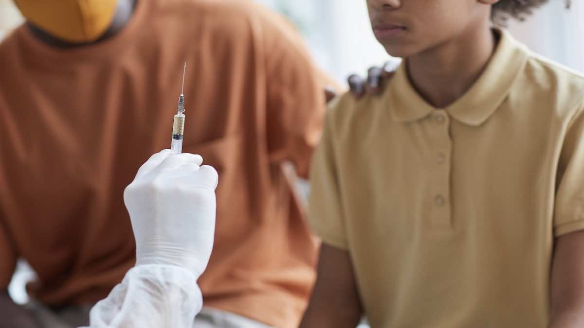 هل يجب تقديم تطعيم كورونا للمراهقين والاطفال؟ - تحليل علمي