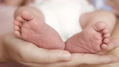 طفله تُولد وتوأمها داخل معدتها - حالة نادرة