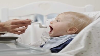 3 علامات تخبرك أن طفلك الرضيع جاهز لبدء اكل الطعام