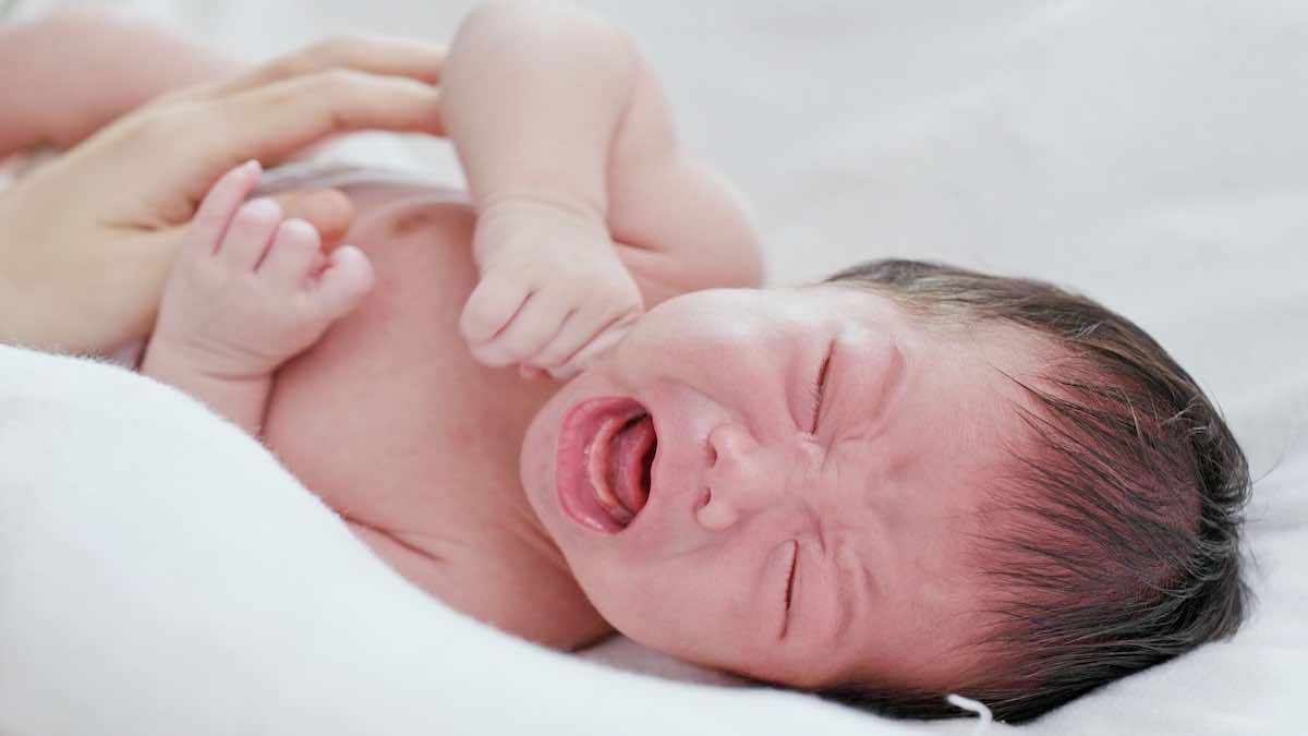 ارتفاع درجة حرارة الجسم في الاطفال الرضع | 5 تحذيرات ونصائح هامة