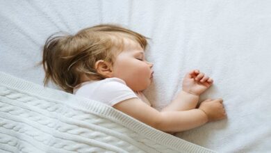 تعلم طفلك النوم ليلا كتعلمه المشي، 3 نصائح علمية لمساعدتك