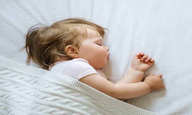 تعلم طفلك النوم ليلا كتعلمه المشي، 3 نصائح علمية لمساعدتك
