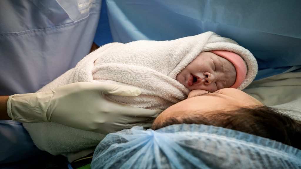 تسمح الولادة الطبيعية برؤىة الأم لطفلها في وقت مبكر في غرفة الولادة والبدء في الرضاعة والعناية به