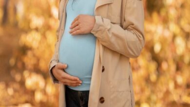 لقاح فايزر آمن للمرأة الحامل ولطفلها.. دراسات تضمنت 65 ألف سيدة