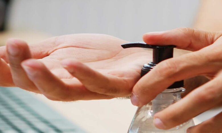 6 مخاطر لاستخدام معقمات اليدين التي تحوي كحول، وما البديل؟