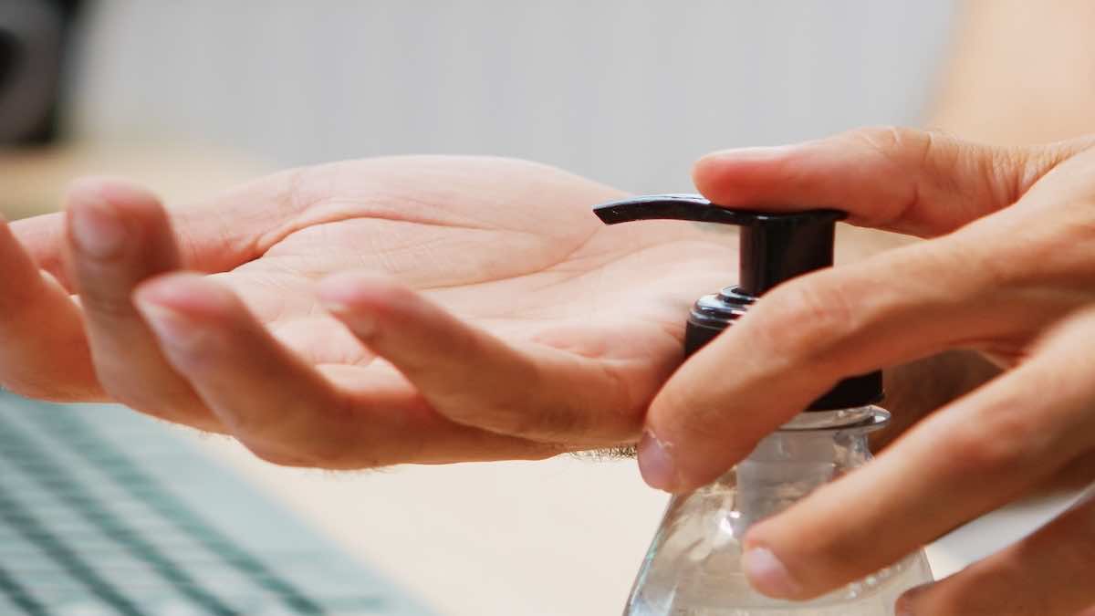 6 مخاطر لاستخدام معقمات اليدين التي تحوي كحول، وما البديل؟