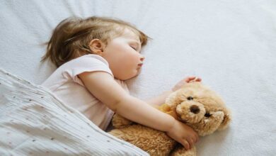 كم ساعة من النوم يجب أن يحصل عليها الاطفال بعمر 0-18 عام ؟