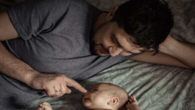 تطور الطفل في الشهر الثاني | متى تظهر الابتسامة الأولى والضحكة الاولى؟