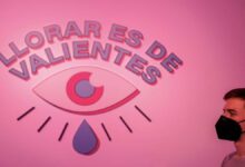 لافته من غرفة البكاء الإسبانية ، عليها :"البكاء شجاعة"