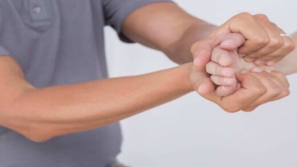 المعالجة اليدوية لعلاج الم مفاصل اليد في حالة الروماتيزم