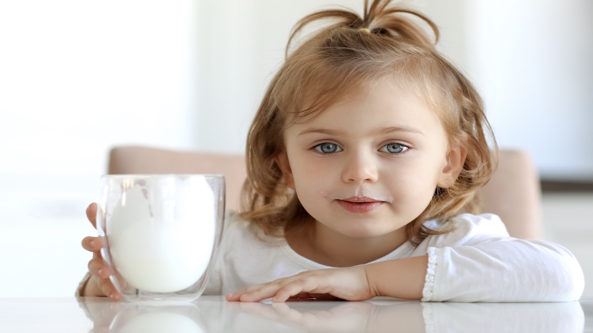 أفضل أنواع الحليب لصحة طفلك تختلف بحسب عمره، إليك الرأي الطبي