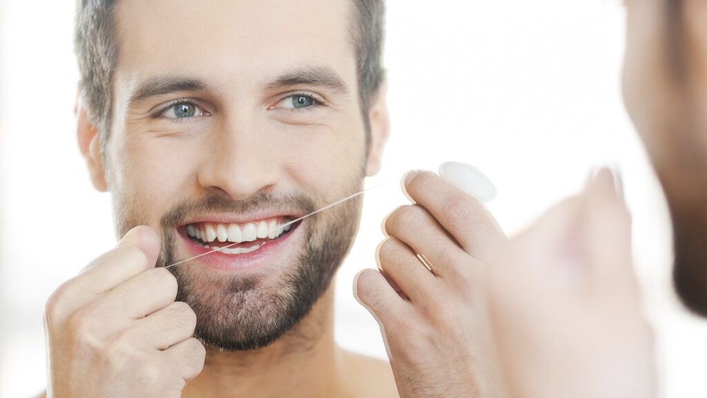 تنظبف الاسنان بالخيوط الطبية المخصصة لذلك بحافظ علي صحة الفم والاسنان