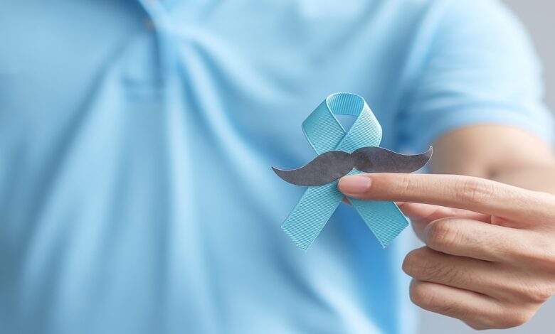 سرطان البروستاتا | علاج ثلاثي جديد يقلل الوفيات لحوالي الثلث - السرطان (في الصورة رجل يمسك ب شارة التوعية بسرطان البروستاتا)