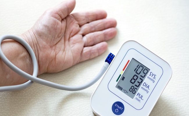 ارتفاع القيمة العلوية لضغط الدم sys  مع الوقوف قد يشبر بزيادة مخاطر  مضاعفات ارتفاع ضغط الدم مع التقدم بالعمر