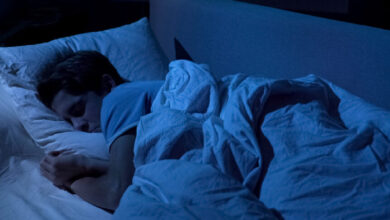 كيف يؤثر النوم بوجود الضوء على صحة القلب ومقاومة الانسولين؟