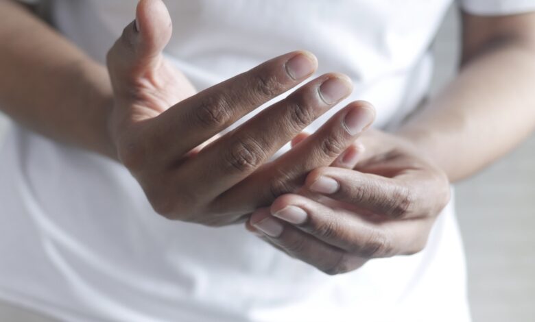 ضعف اليد والوخز والتنميل يشير  ل متلازمة النفق الرسغي فما العلاج؟