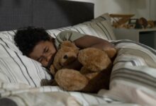 لماذا يستيقظ طفلي على الصراخ ليلا؟  ما الفرق بين الرعب الليلي والكوابيس؟