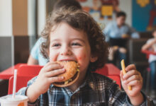 طفل عمره 3 سنوات يُصاب بالسكري بسبب الوجبات السريعة